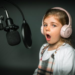 petite fille chante micro